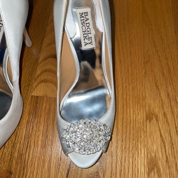 Badgley Mischka peep toe white satin wheels. Size 6. NWOT